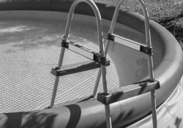 Cum ar fi murit familia din Cluj-Napoca, găsită în piscina gonflabilă din curtea casei