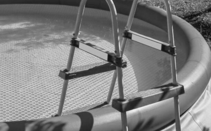 Cum ar fi murit familia din Cluj-Napoca, găsită în piscina gonflabilă din curtea casei