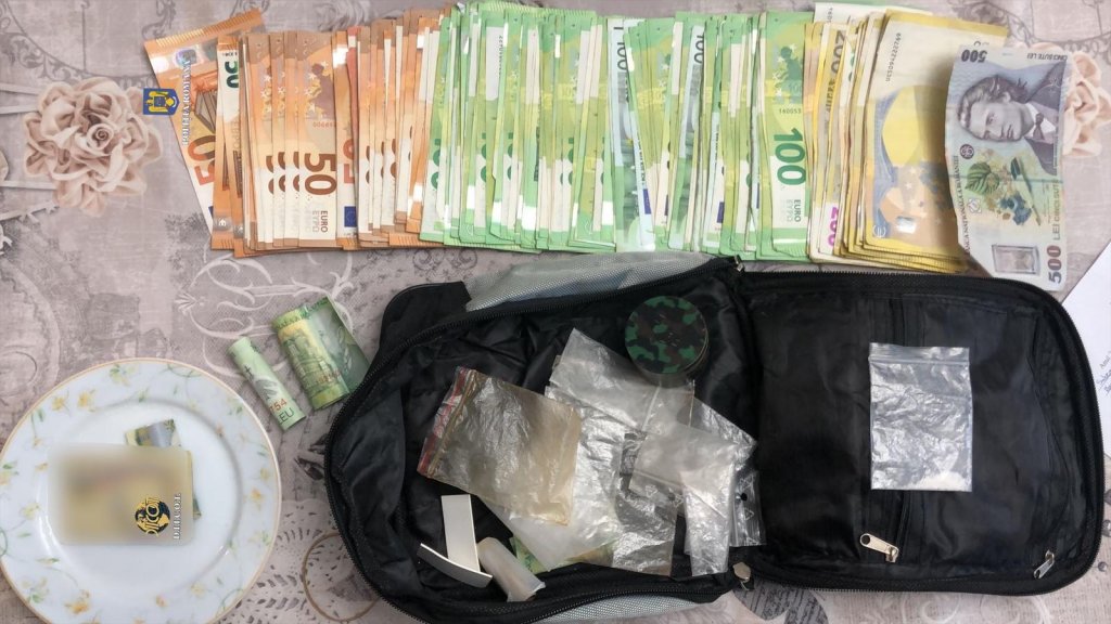 Traficanți de droguri, reținuți în urma unor percheziții în Cluj. Vindeau stupefiante inclusiv minorilor / Câți bani cereau