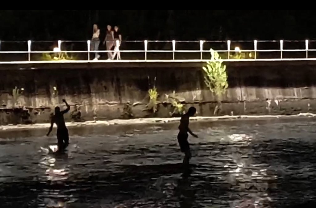 "Marea" de la Cluj / O baie în Someş, la lăsarea nopţii