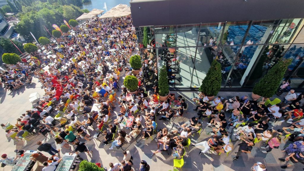 Sâmbătă, meciul României la EURO 2024 se vede pe terasa exterioară de la Iulius Mall Cluj. Vino să îi susții pe tricolori și poți câștiga și premii instant!