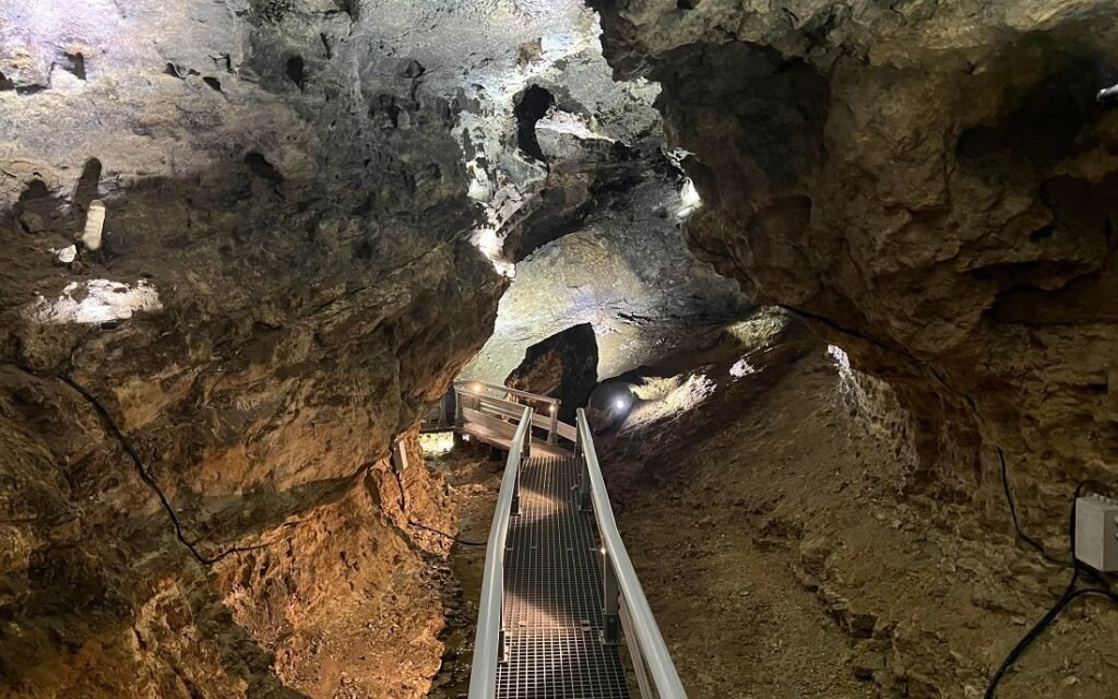 O nouă peșteră deschisă vizitatorilor în Apuseni. Face parte dintr-un circuit care cuprinde și un nou traseu de via ferrata