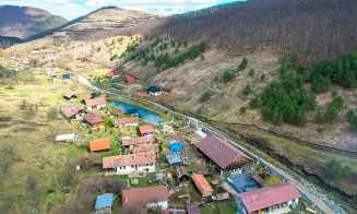 A ”reînviat” un sat părăsit din Transilvania, la graniţa judeţului Cluj: "Am folosit doar piatră, lemn și var stins"