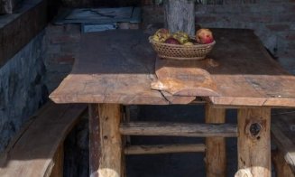 A ”reînviat” un sat părăsit din Transilvania, la graniţa judeţului Cluj: "Am folosit doar piatră, lemn și var stins"