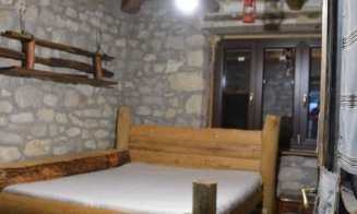 A ”reînviat” un sat părăsit din Transilvania, la graniţa judeţului Cluj: "Am folosit doar piatră, lemn și var stins"