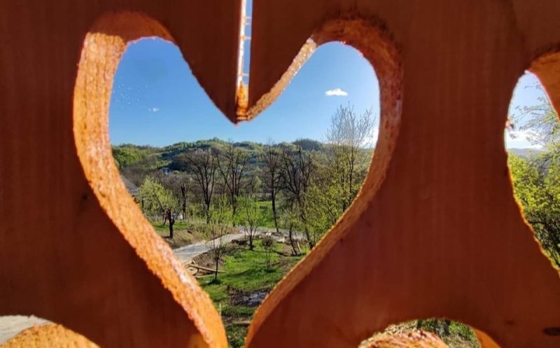 A ”reînviat” un sat părăsit din Transilvania, la graniţa judeţului Cluj: "Am folosit doar piatră, lemn și var stins"