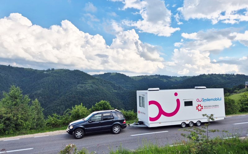 Cabinetul stomatologic mobil: Voluntarii de la UMF au efectuat GRATUIT consultații stomatologice, igienizări, extracții, obturații și sigilări