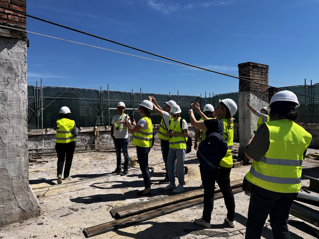 Cursuri pe șantierul de reconversie a fostei platforme Carbochim pentru studenții de la Facultatea de Construcții, printr-un parteneriat între UTCN și grupul IULIUS
