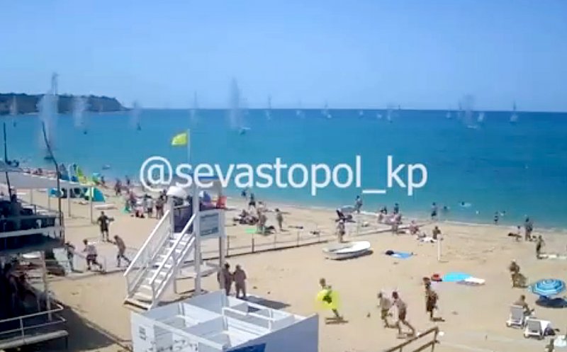 IMAGINI la Marea Neagră cu turiști care fug disperați, sub tirul rachetelor / 124 de răniți şi 3 morți, inclusiv 2 minori