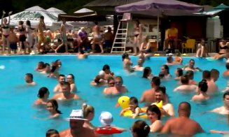 Mamaia din Ardeal: Ca sardelele în conservă, într-o locaţie aproape de Cluj / Doar 20 de lei intrarea, cu şezlong inclus