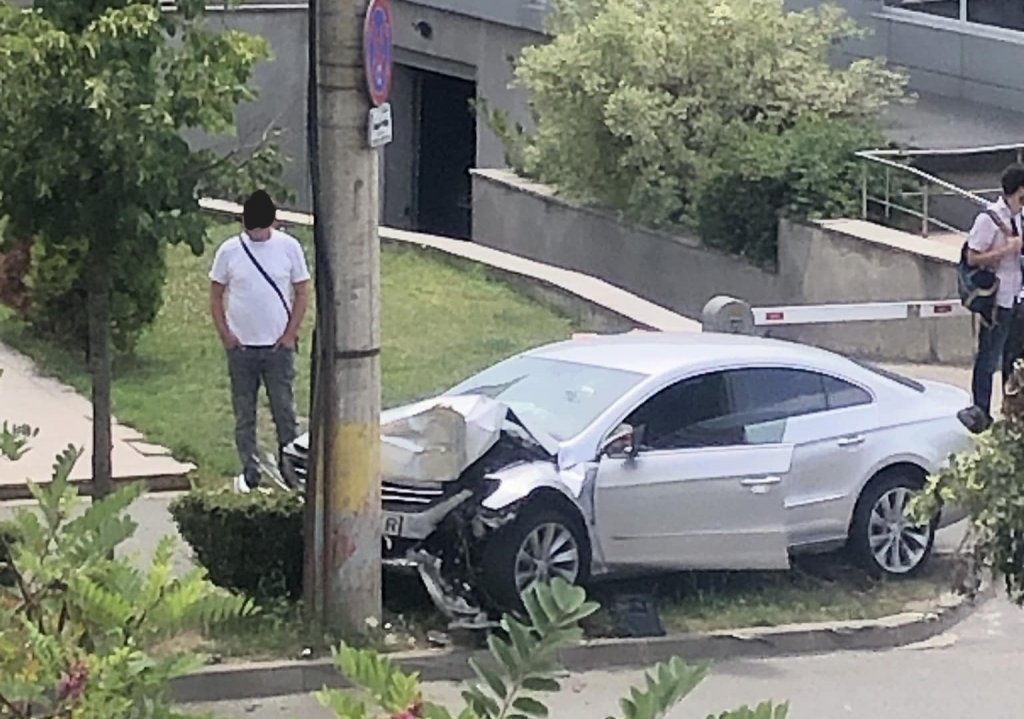 Un tânăr a intrat cu mașina într-un stâlp pe Dorobanților după ce a încercat să evite un accident