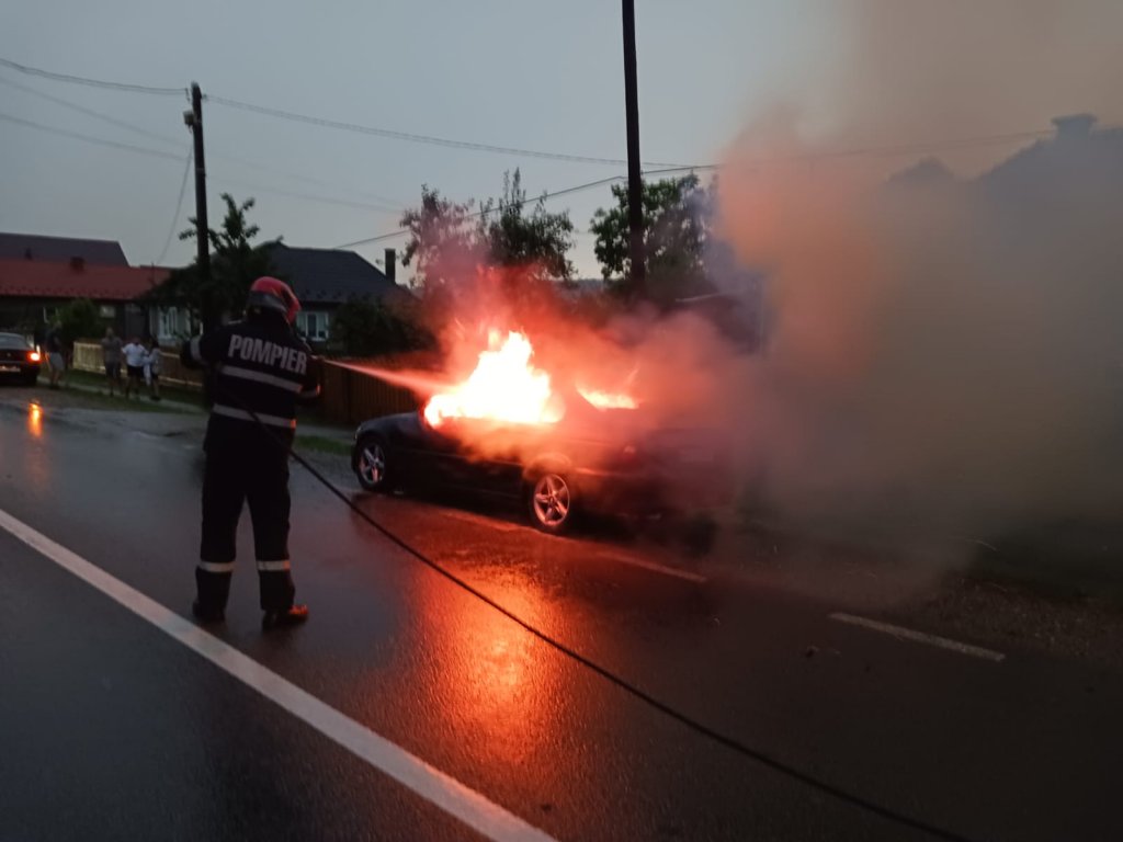 INCENDIU în județul Cluj: Mașină mistuită de flăcări pe șosea