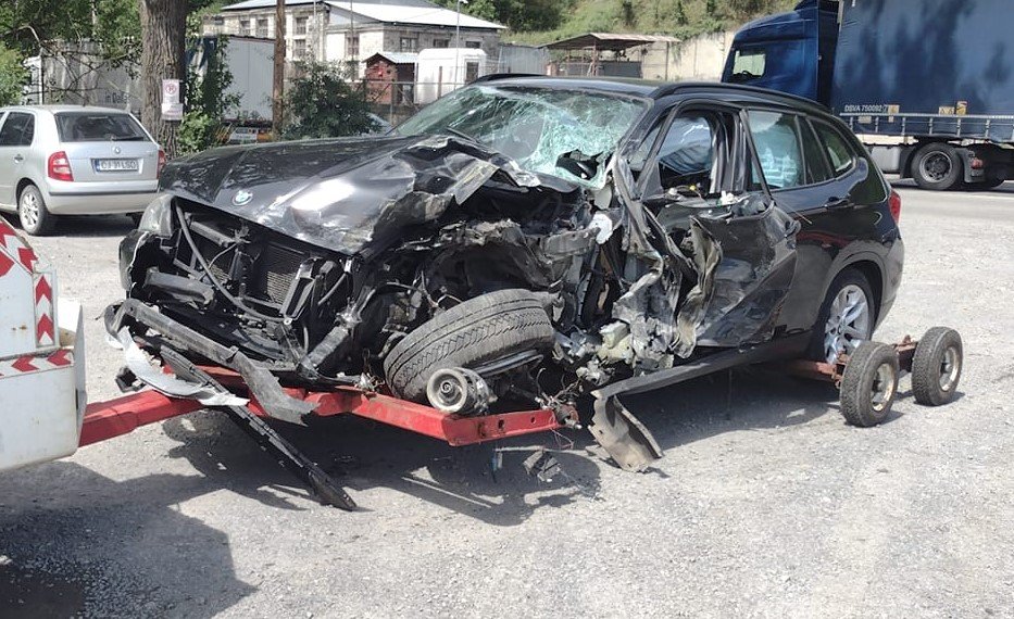 Accident în Cluj: O femeie a pătruns cu mașina pe contrasens și a intrat într-o autoutilitară / Trafic blocat