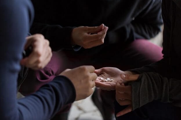 Salvaţi Copiii România: 4 din 10 adolescenți au un prieten/coleg care a consumat substanţe psihoactive sau droguri
