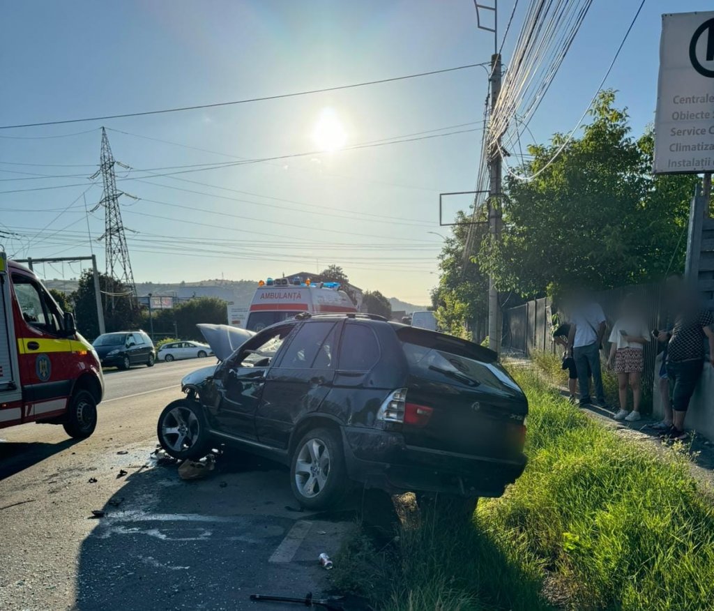 Un șofer beat criță s-a izbit de o pasarelă de beton pe o stradă din Cluj-Napoca