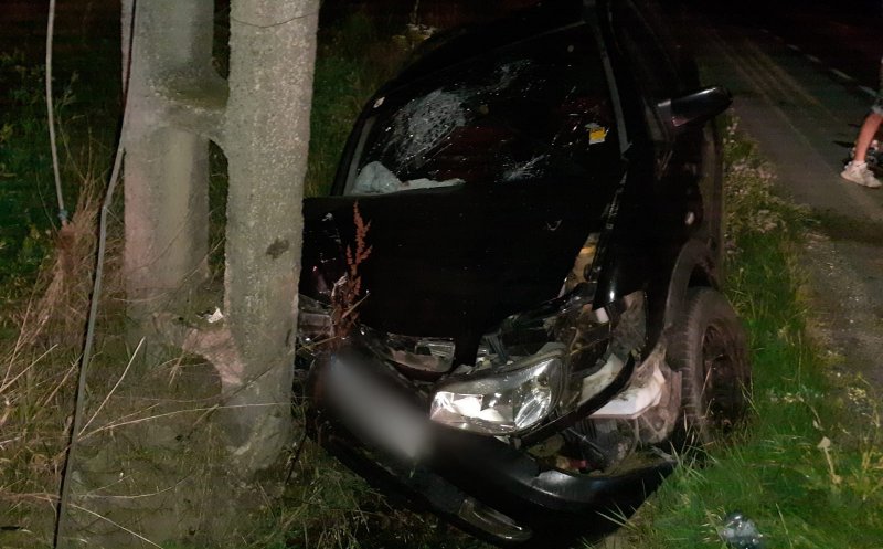 ACCIDENT în judeţul Cluj. Şi-a făcut maşina praf, lovind un stâlp de curent din şanţ