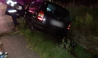 ACCIDENT în judeţul Cluj. Şi-a făcut maşina praf, lovind un stâlp de curent din şanţ