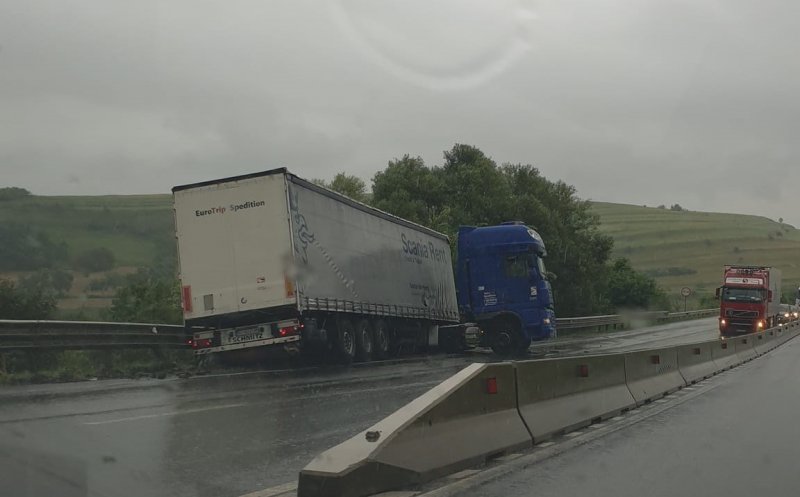 Accident în județul Cluj: Un TIR a intrat într-un parapet după ce a pătruns pe contrasens