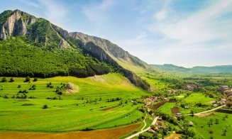 Satul din Apuseni, mai frumos ca cele din Elveția sau Austria. Se află la o oră și jumătate de Cluj-Napoca