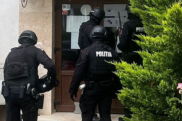 Echipă de mascaţi pentru a sălta un bărbat condamnat la 2 ani şi 4 luni de închisoare pentru... TENTATIVĂ de furt