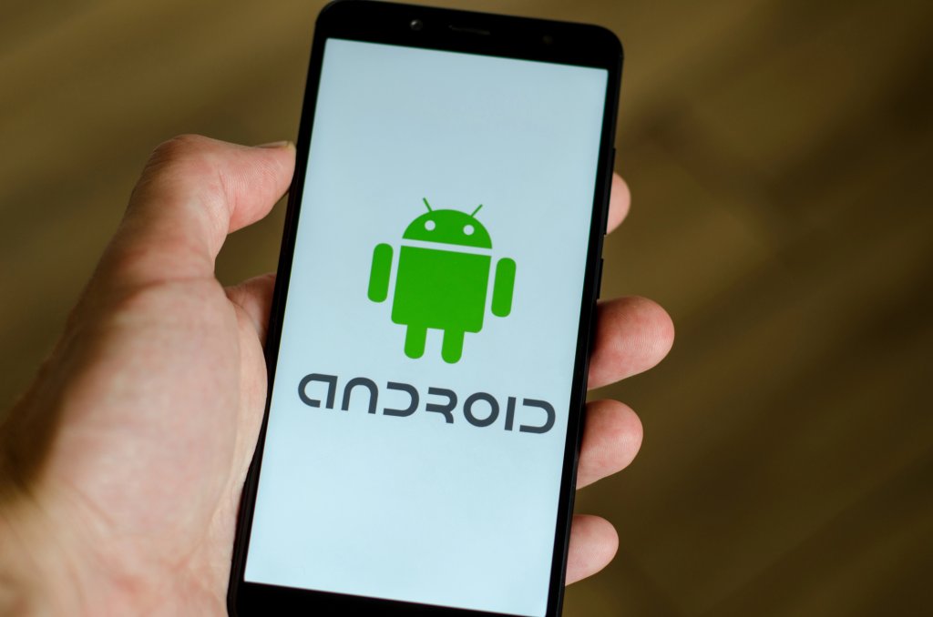 DNSC avertizează posesorii de telefoane cu Android cu privire la o amenințare cibernetică. Cum acționează escrocii