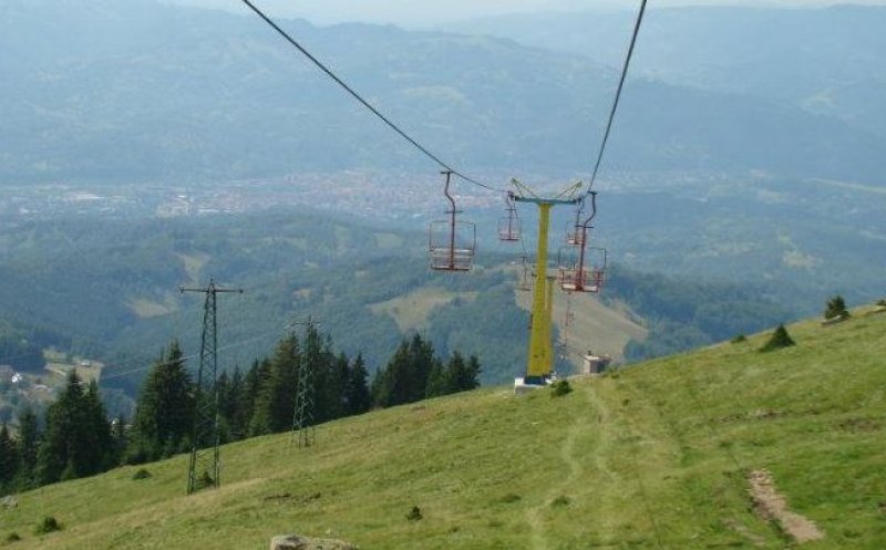 Accident GRAV într-o zonă de munte! Doi bărbați au căzut din telescaun