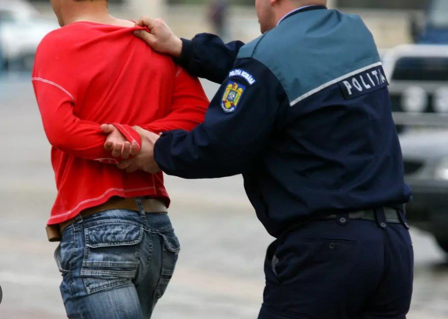 Tânăr de 16 ani arestat după ce a atacat mai multe persoane în plină stradă la Cluj-Napoca