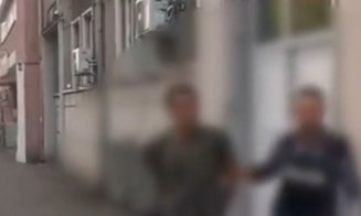 Atac mafiot într-un restaurant românesc. Tânăr de 28 de ani, bătut de cinci bărbaţi şi băgat cu forţa în portbagajul unei maşini