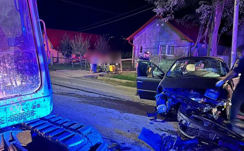 ACCIDENT MORTAL în județul Cluj / Impact între un autoturism și un buldoexcavator parcat / Manevre de resuscitare fără succes