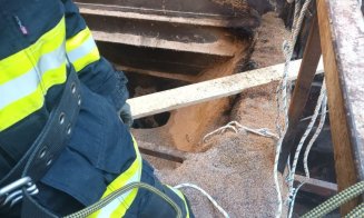 Doi bărbați au căzut într-un siloz cu cereale, la 30 de metri adâncime. Unul dintre ei a fost scos mort