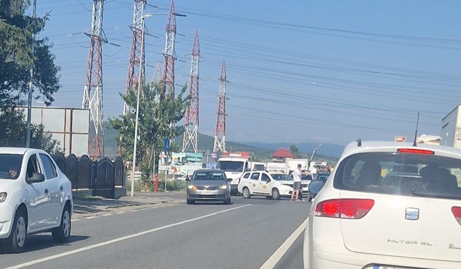 Accident la intrare în Florești. Un taxi și o mașină au intrat în coliziune