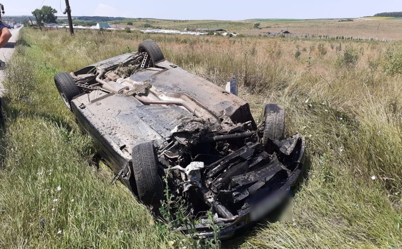 Accident în județul Cluj: Mașină răsturnată pe un câmp. Bărbat rănit, transportat la spital