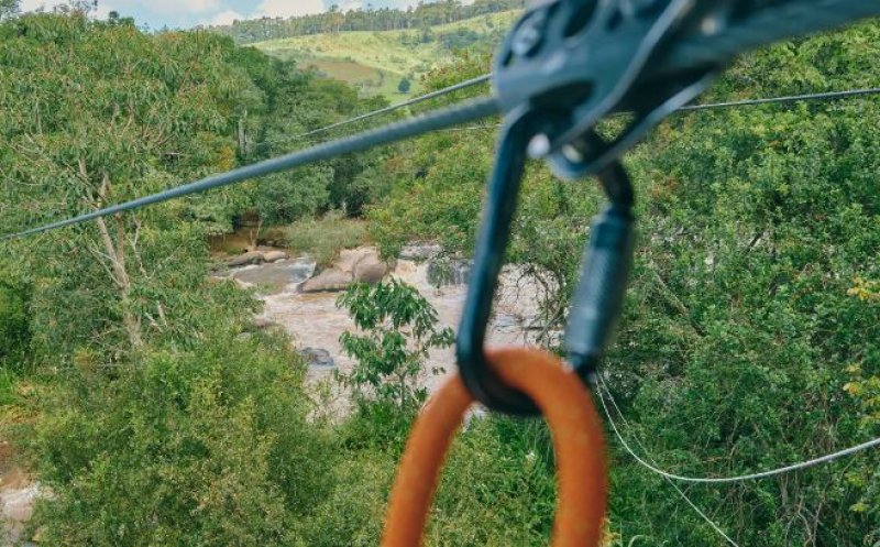 Incident GRAV! Copii răniţi după ce cablul unei tiroliene s-a rupt într-un parc de distracții/ Intervin trei ambulanțe și un elicopter SMURD