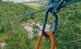 Incident GRAV! Copii răniţi după ce cablul unei tiroliene s-a rupt într-un parc de distracții/ Intervin trei ambulanțe și un elicopter SMURD