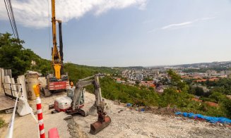 Lucrările de consolidare continuă pe strada Uliului. Când vor fi gata