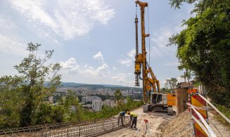 Lucrările de consolidare continuă pe strada Uliului. Când vor fi gata