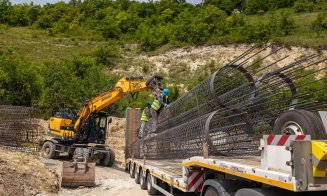 Lucrările de consolidare continuă pe strada Uliului. Când vor fi gata