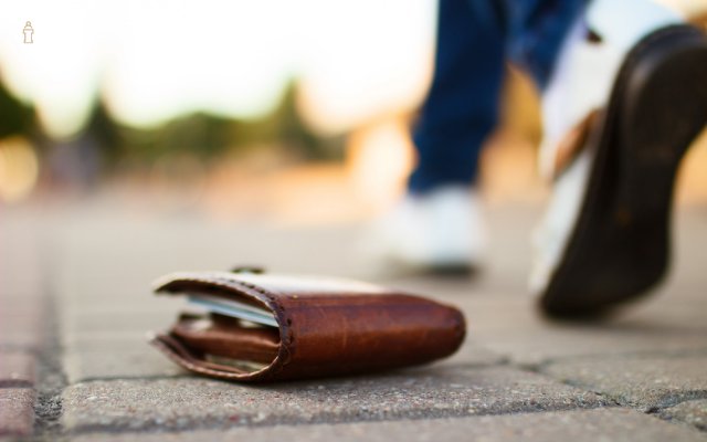 Polițiștii din Cluj-Napoca au recuperat un portmoneu cu 15.000 de lei. Locul unde l-a pierdut proprietarul