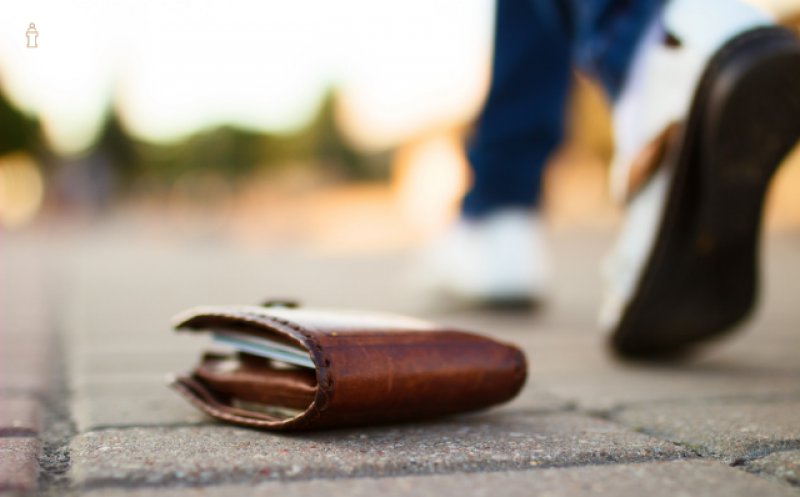 Polițiștii din Cluj-Napoca au recuperat un portmoneu cu 15.000 de lei. Locul unde l-a pierdut proprietarul