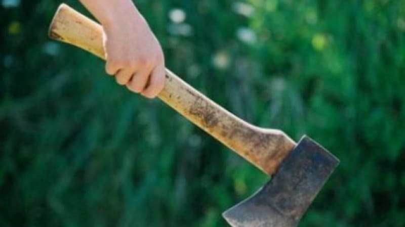 Cluj: Ușă distrusă cu toporul în urma unui conflict