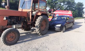ACCIDENT într-o comună din Cluj: A intrat cu maşina într-un tractor parcat