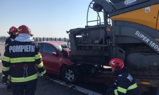 Accident pe A10 Sebeș - Turda. O mașină s-a înfipt într-un utilaj pentru turnat asfalt