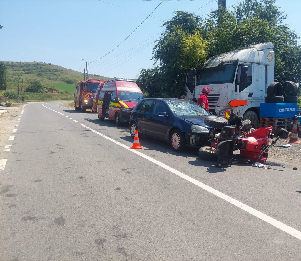 Accident cu un ATV și o mașină în județul Cluj. Un bărbat primește îngrijiri medicale