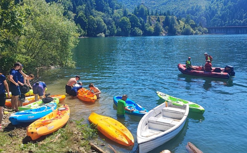 Sute de saci de gunoaie au fost strânși în acțiunea de ecologizare a Lacului Floroiu din Cluj