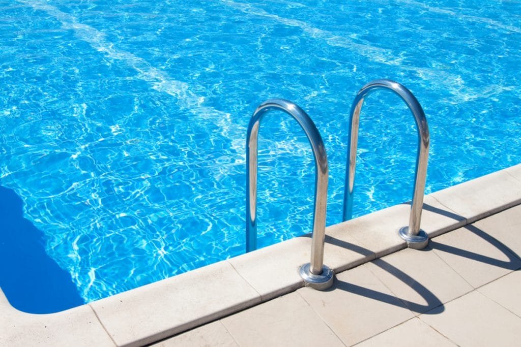 Tragedie într-o comună din Ardeal. Două persoane au murit electrocutate într-o piscină
