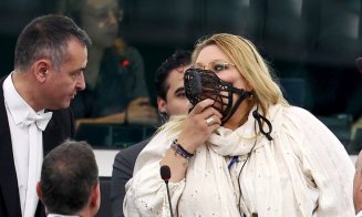 Diana Șoșoacă a făcut circ în Parlamentul European: și-a pus botniță și a fost scoasă cu forța din sală: „Casa Satanei e aici la Bruxelles”