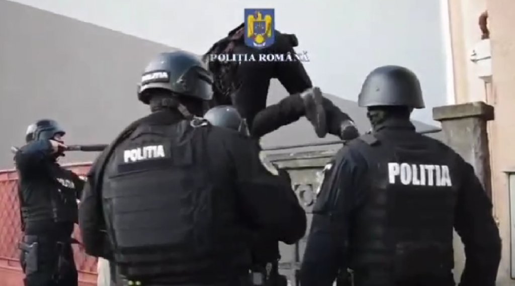 Percheziții la locuința unui bărbat din Cluj-Napoca, suspectat că a incendiat intenționat o mașină