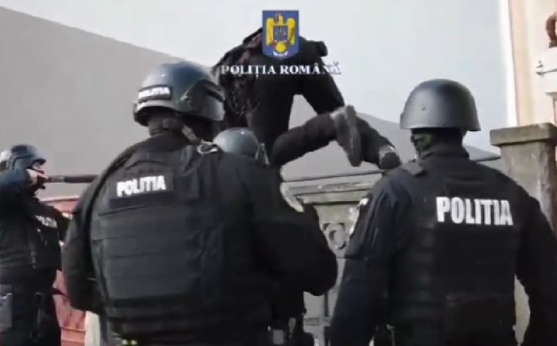 Percheziții la locuința unui bărbat din Cluj-Napoca, suspectat că a incendiat intenționat o mașină