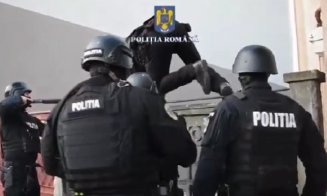 Percheziții la locuința unui bărbat din Cluj-Napoca, suspectat că a incendiat intenționat o mașină