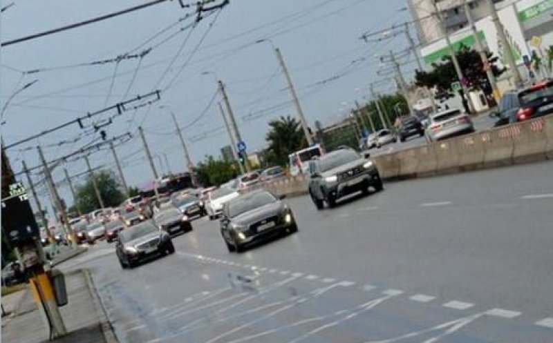ACCIDENT pe Aurel Vlaicu! Biciclist spulberat de mașină pe podul IRA/ Trafic blocat